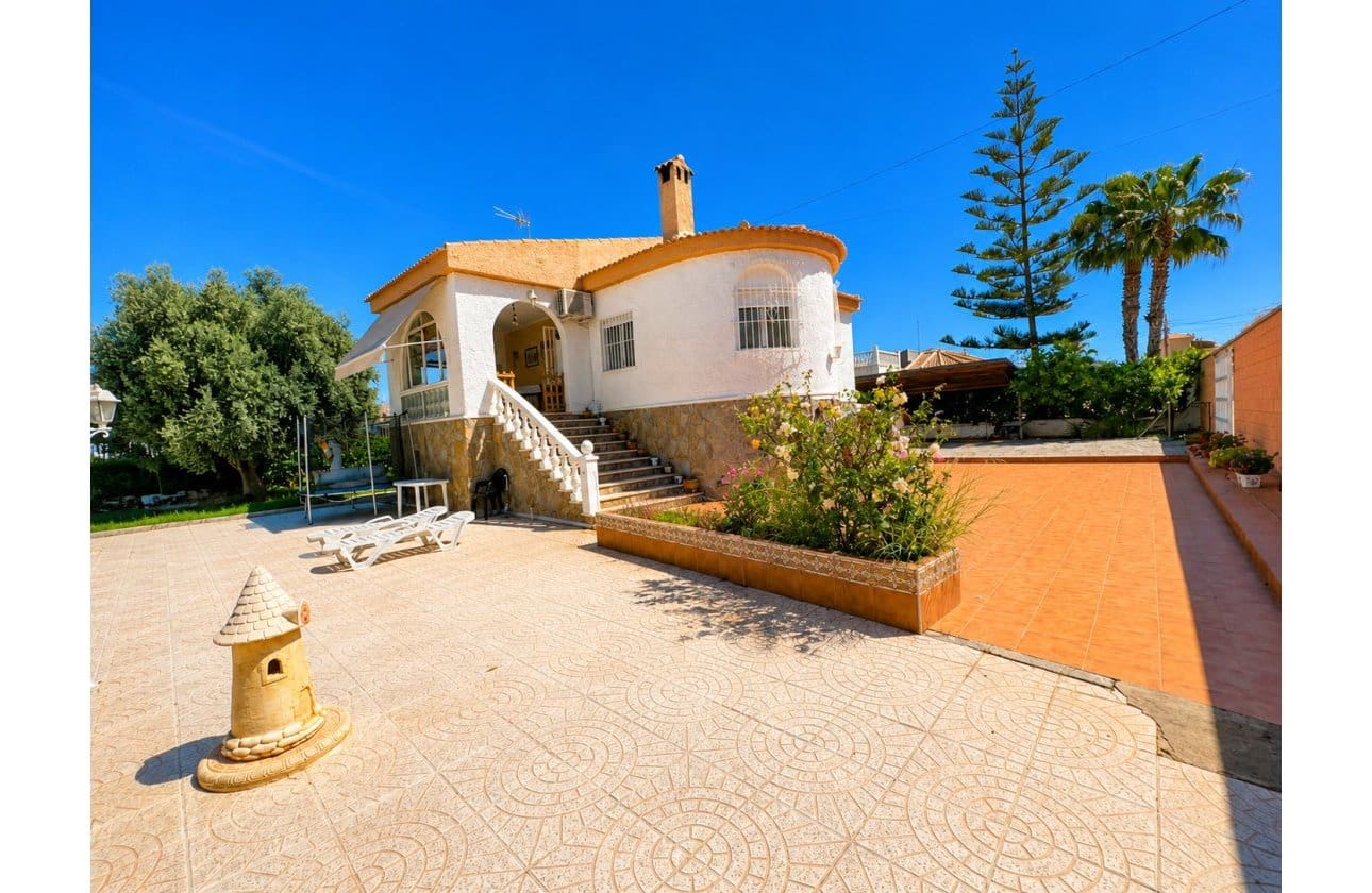 5 soveværelse Villa til salg i La Siesta med swimmingpool garage - € 399.000 (Ref: 9999829)