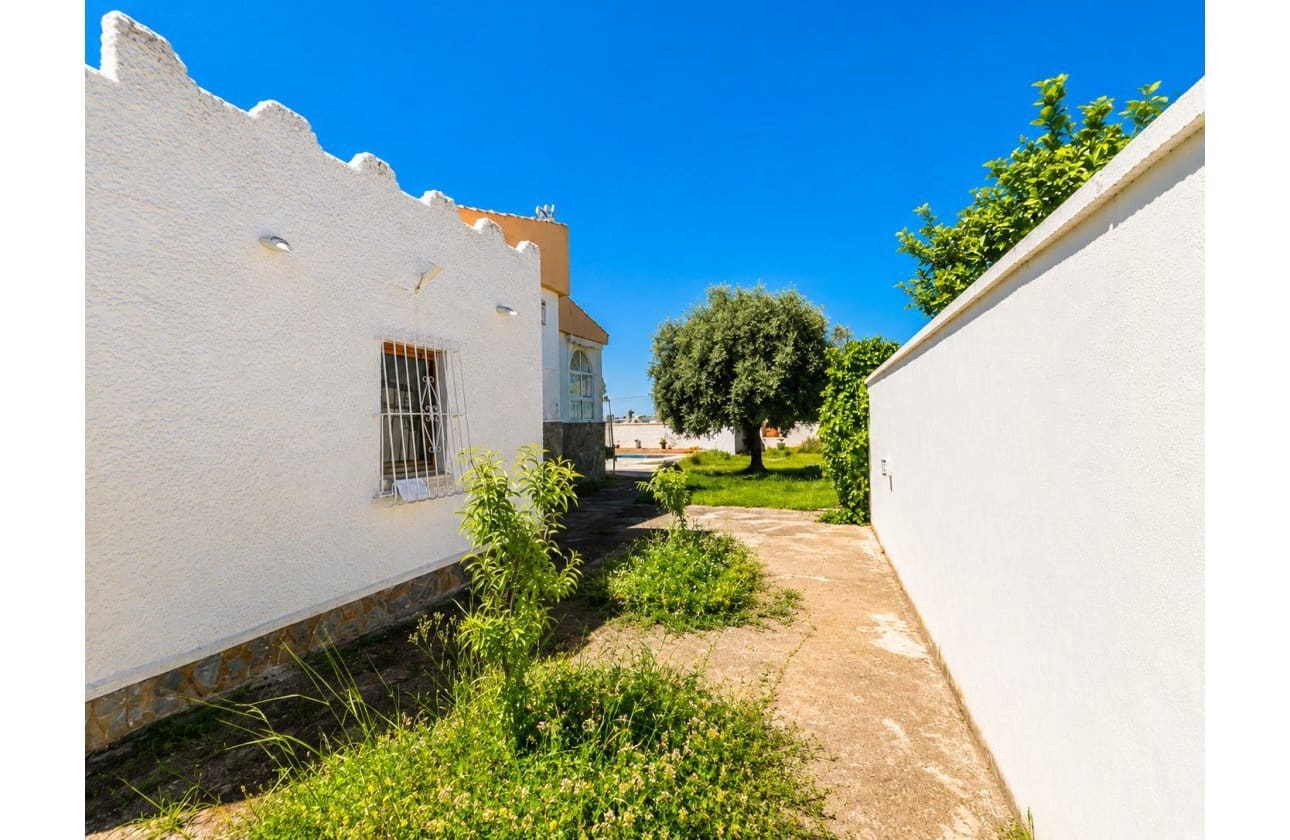 5 soveværelse Villa til salg i La Siesta med swimmingpool garage - € 399.000 (Ref: 9999829)