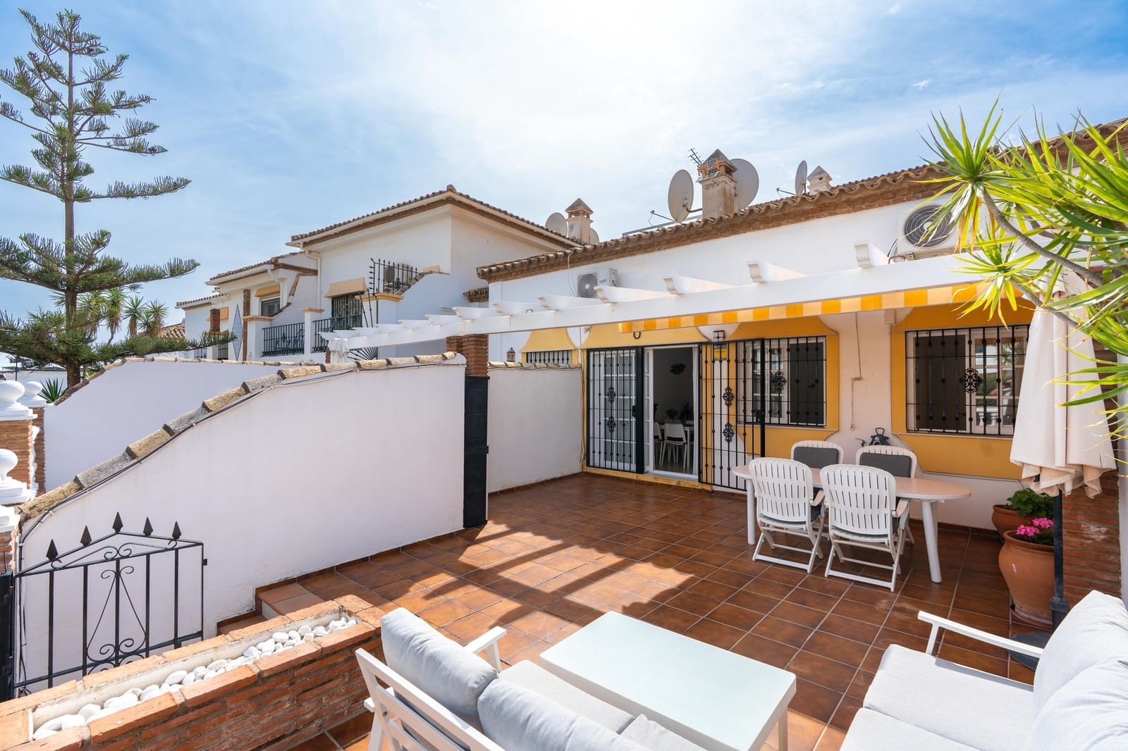 2 bedroom Apartment for sale in Mijas Costa with pool - € 439,000 (Ref: 10154066)