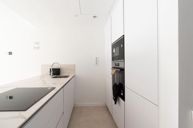 Apartamento de 2 habitaciones en Zona Puerto Deportivo, Fuengirola en venta con piscina garaje - 469.000 € (Ref: 10160050)