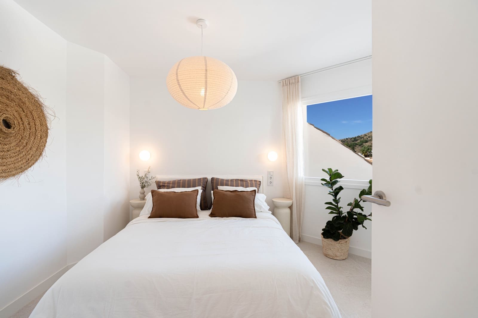 2 bedroom Apartment for sale in Calahonda with pool - € 419,000 (Ref: 10183634)