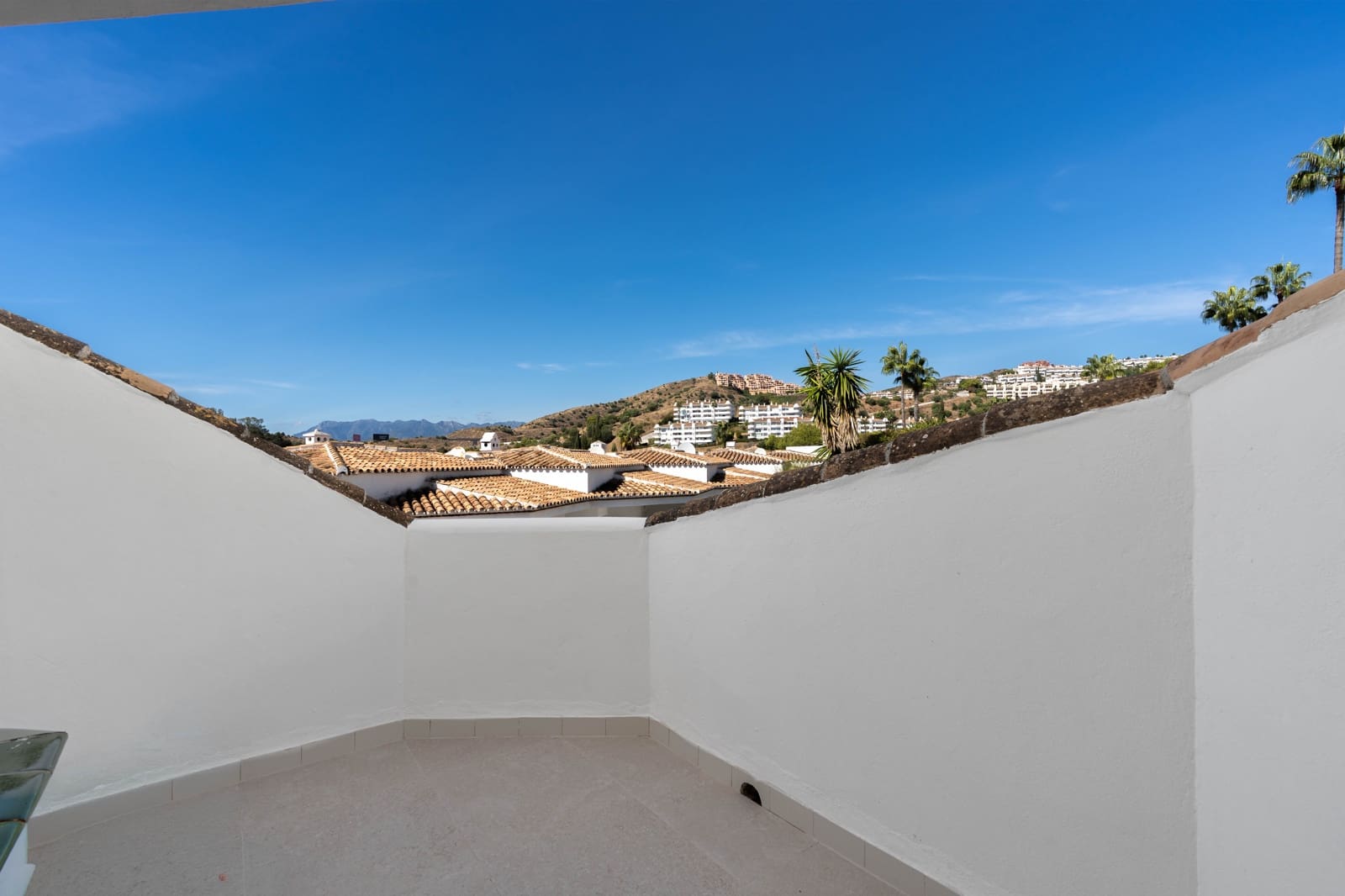 2 bedroom Apartment for sale in Calahonda with pool - € 419,000 (Ref: 10183634)