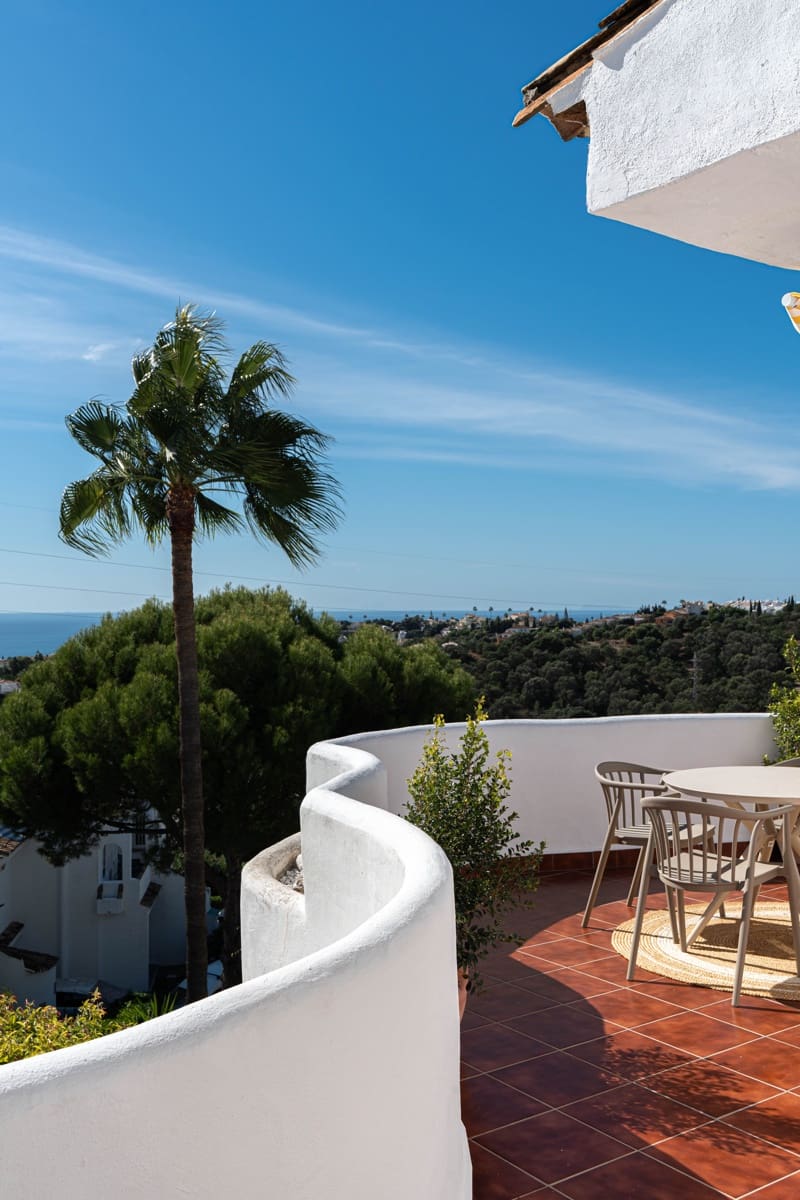 2 bedroom Apartment for sale in Calahonda with pool - € 419,000 (Ref: 10183634)