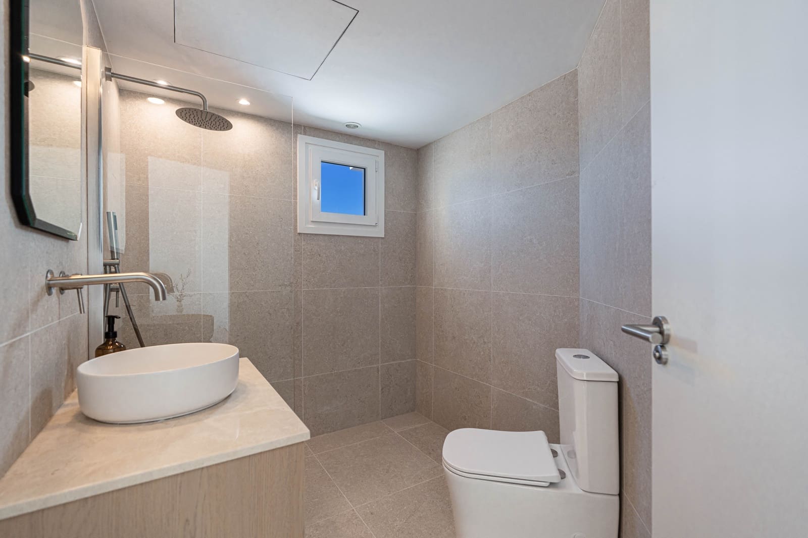 2 bedroom Apartment for sale in Calahonda with pool - € 419,000 (Ref: 10183634)