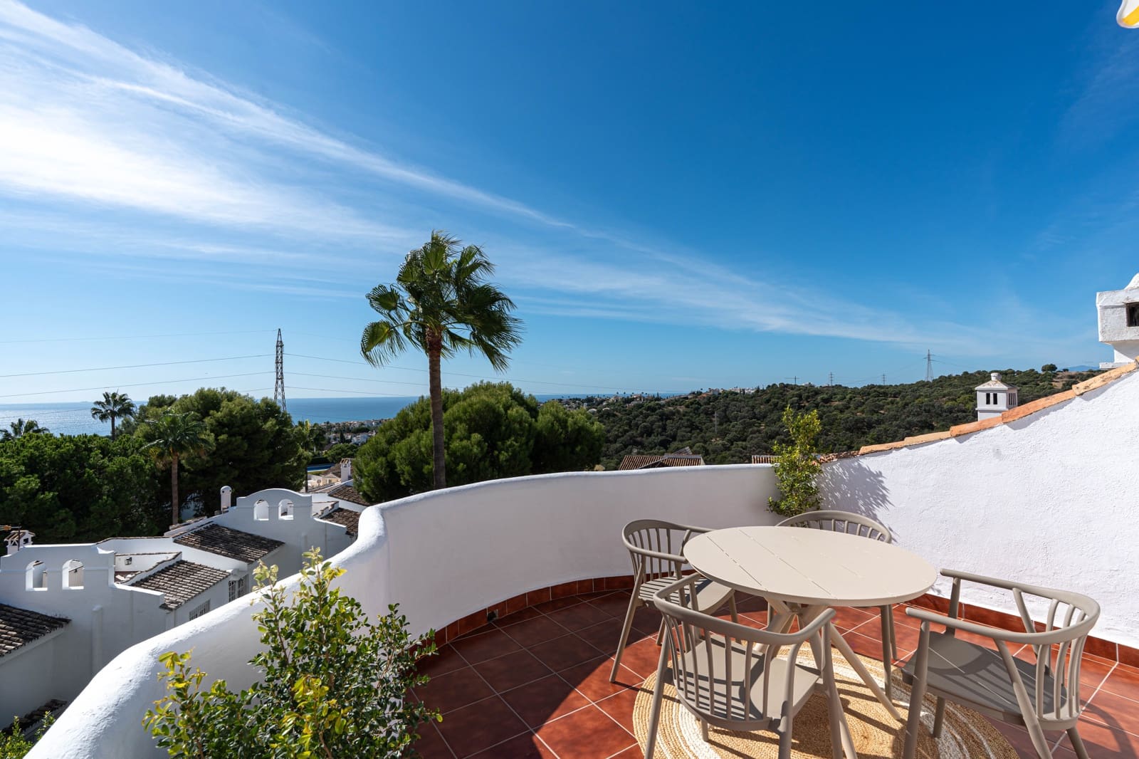 2 bedroom Apartment for sale in Calahonda with pool - € 419,000 (Ref: 10183634)