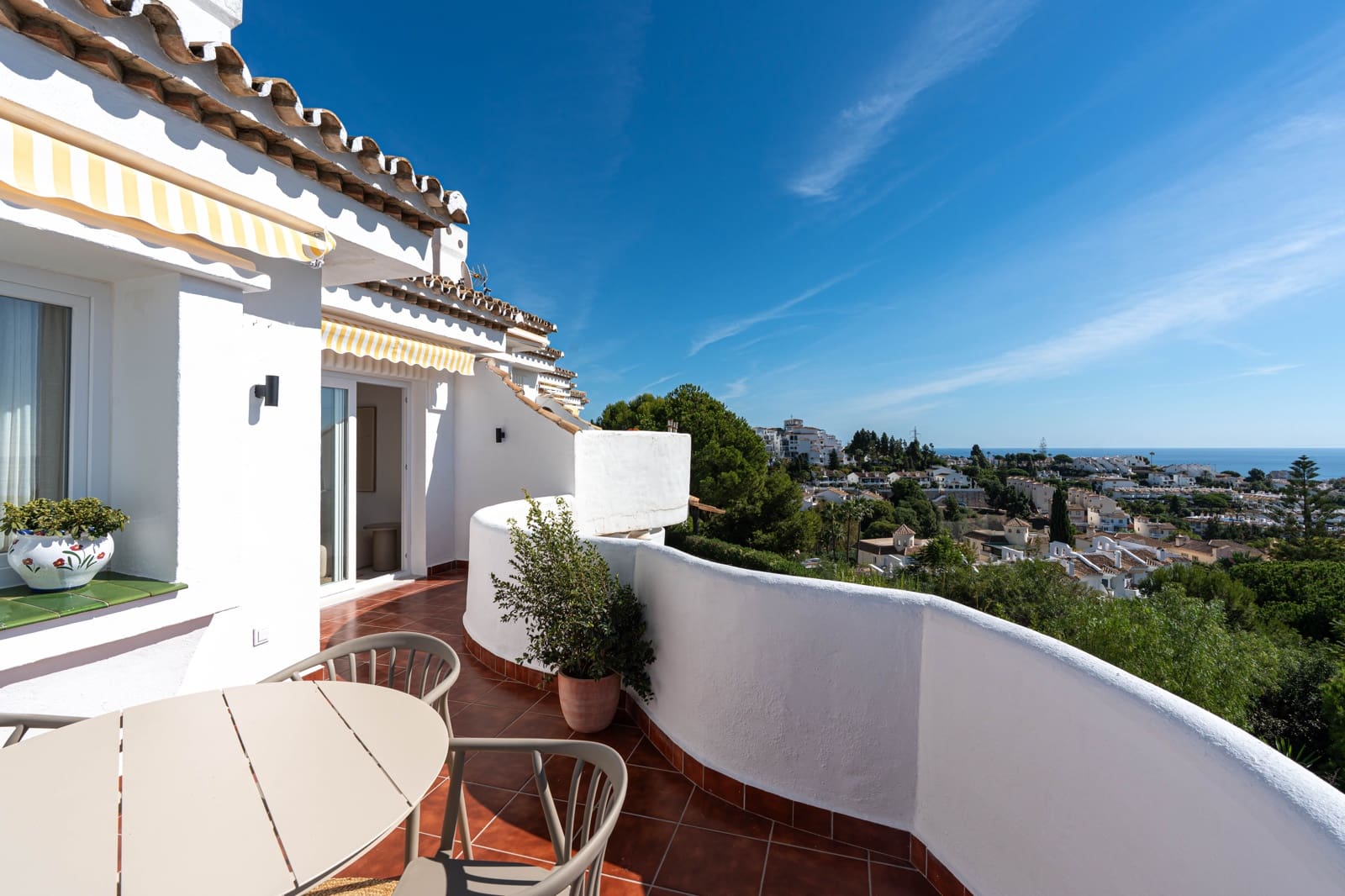 2 bedroom Apartment for sale in Calahonda with pool - € 419,000 (Ref: 10183634)