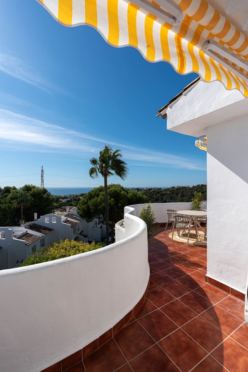 2 bedroom Apartment for sale in Calahonda with pool - € 419,000 (Ref: 10183634)