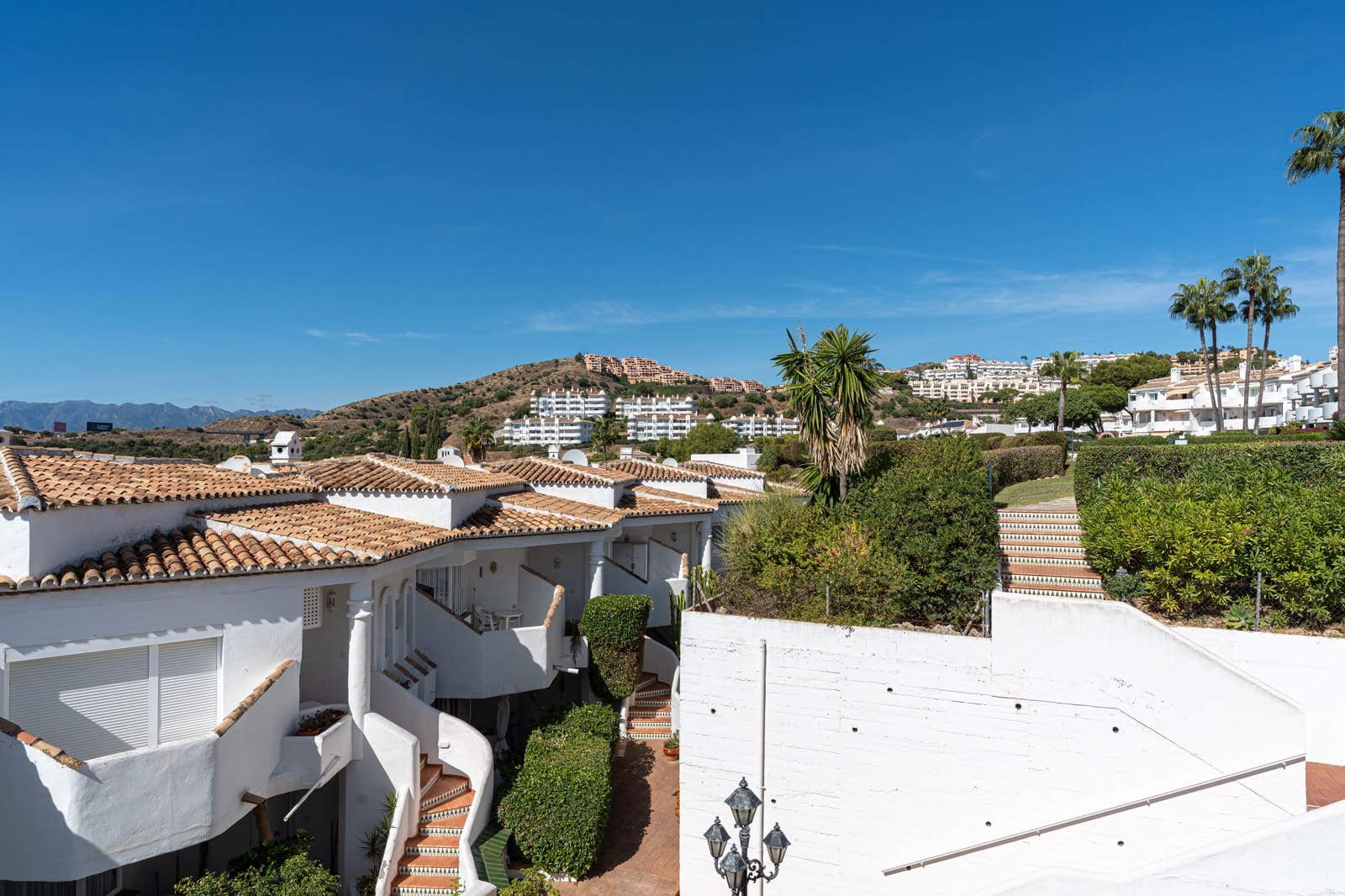 2 bedroom Apartment for sale in Calahonda with pool - € 419,000 (Ref: 10183634)