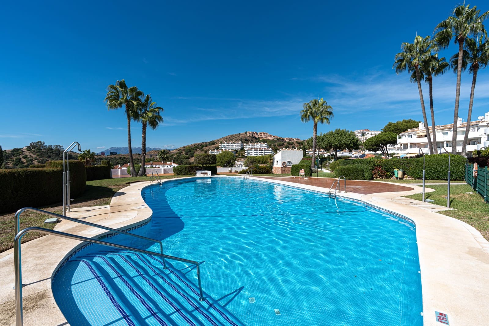 2 bedroom Apartment for sale in Calahonda with pool - € 419,000 (Ref: 10183634)