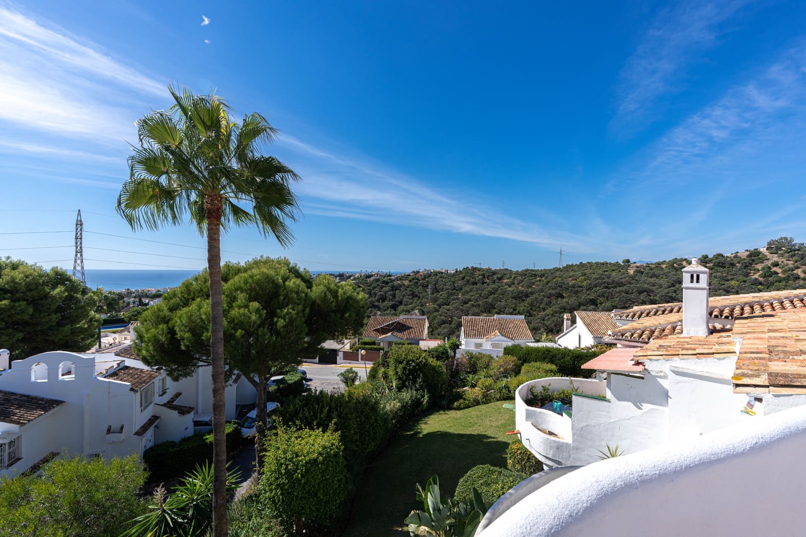 2 bedroom Apartment for sale in Calahonda with pool - € 419,000 (Ref: 10183634)