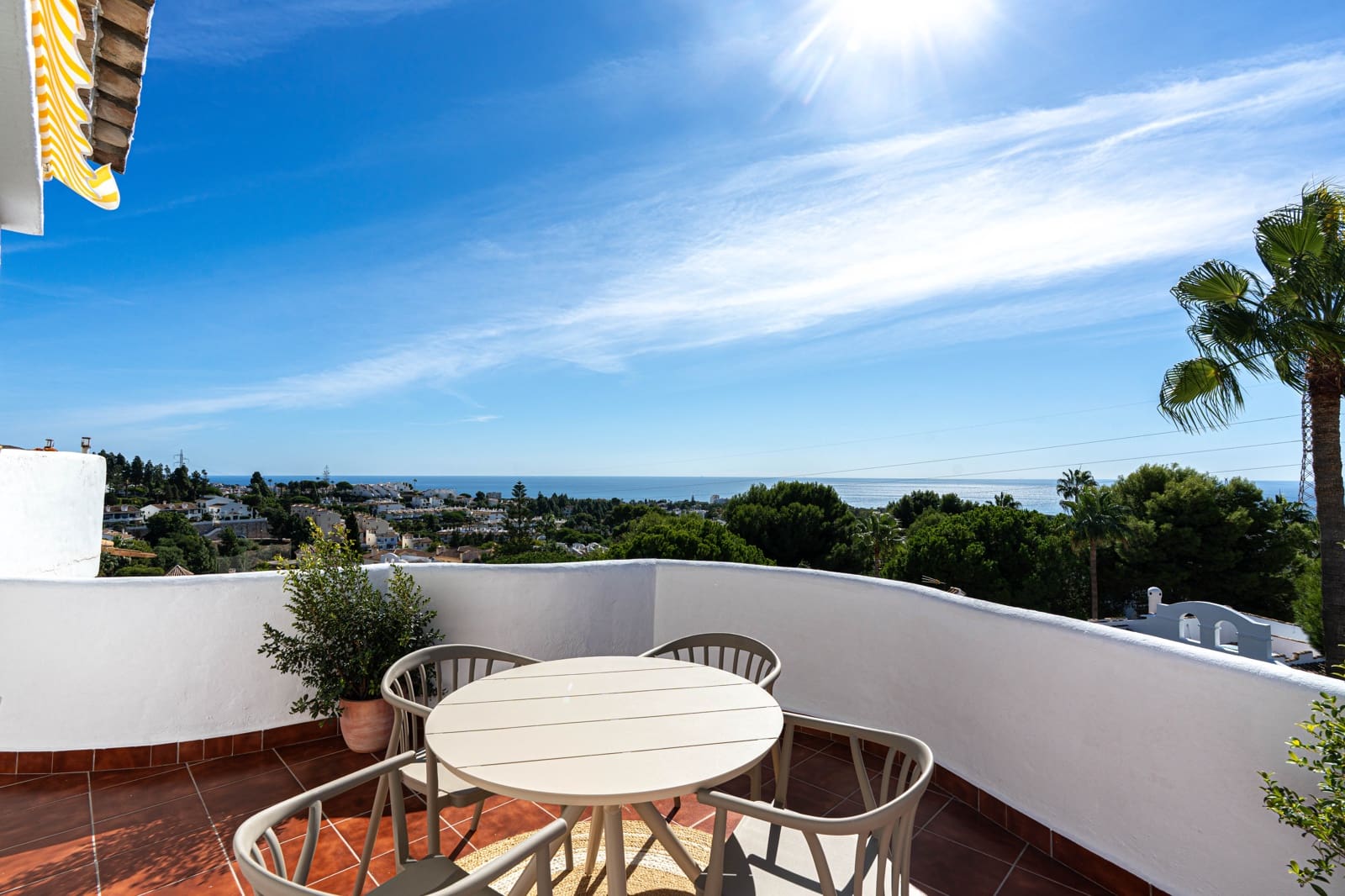 2 bedroom Apartment for sale in Calahonda with pool - € 419,000 (Ref: 10183634)