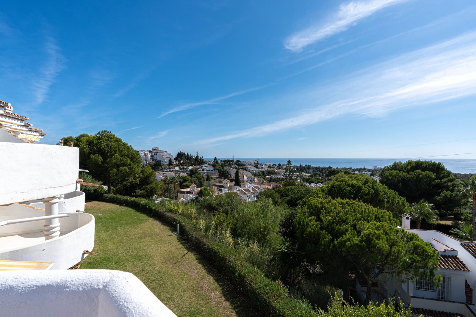 2 bedroom Apartment for sale in Calahonda with pool - € 419,000 (Ref: 10183634)