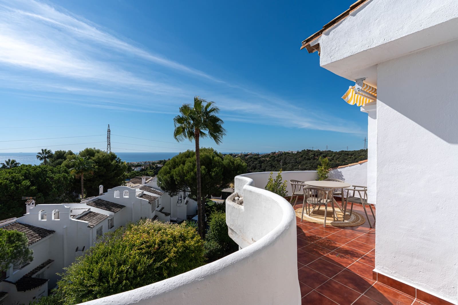2 bedroom Apartment for sale in Calahonda with pool - € 419,000 (Ref: 10183634)
