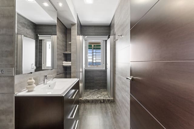 2 makuuhuone Huoneisto myytävänä paikassa Las Gaviotas  - Carvajal, Fuengirola mukana 
autotalli - 499 000 € (Ref: 9058135)