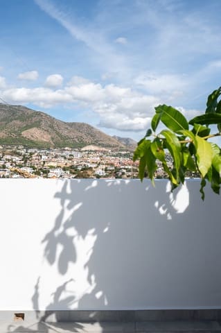 3 makuuhuone Omakotitalo myytävänä paikassa Zona Puerto Deportivo, Fuengirola mukana uima-altaan 
autotalli - 620 000 € (Ref: 9362987)