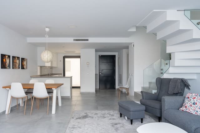 3 makuuhuone Omakotitalo myytävänä paikassa Zona Puerto Deportivo, Fuengirola mukana uima-altaan 
autotalli - 620 000 € (Ref: 9362987)