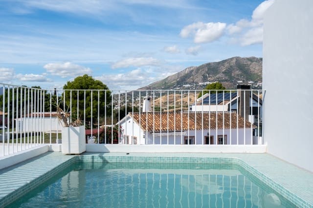 3 makuuhuone Omakotitalo myytävänä paikassa Zona Puerto Deportivo, Fuengirola mukana uima-altaan 
autotalli - 620 000 € (Ref: 9362987)