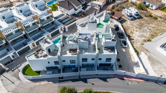 3 makuuhuone Omakotitalo myytävänä paikassa Zona Puerto Deportivo, Fuengirola mukana uima-altaan 
autotalli - 620 000 € (Ref: 9362987)