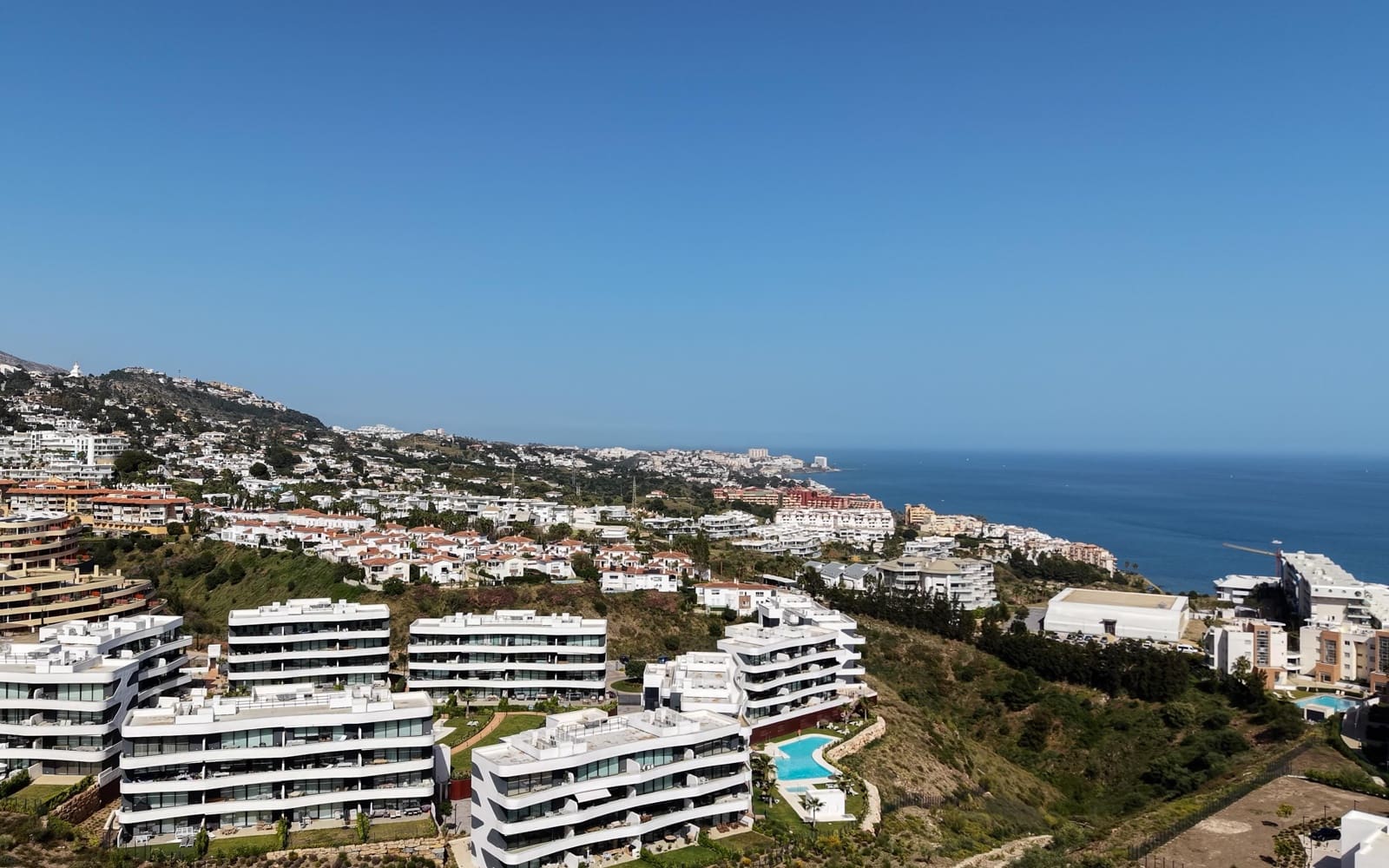2 bedroom Apartment for sale in Fuengirola with pool garage - € 379,000 (Ref: 9395254)