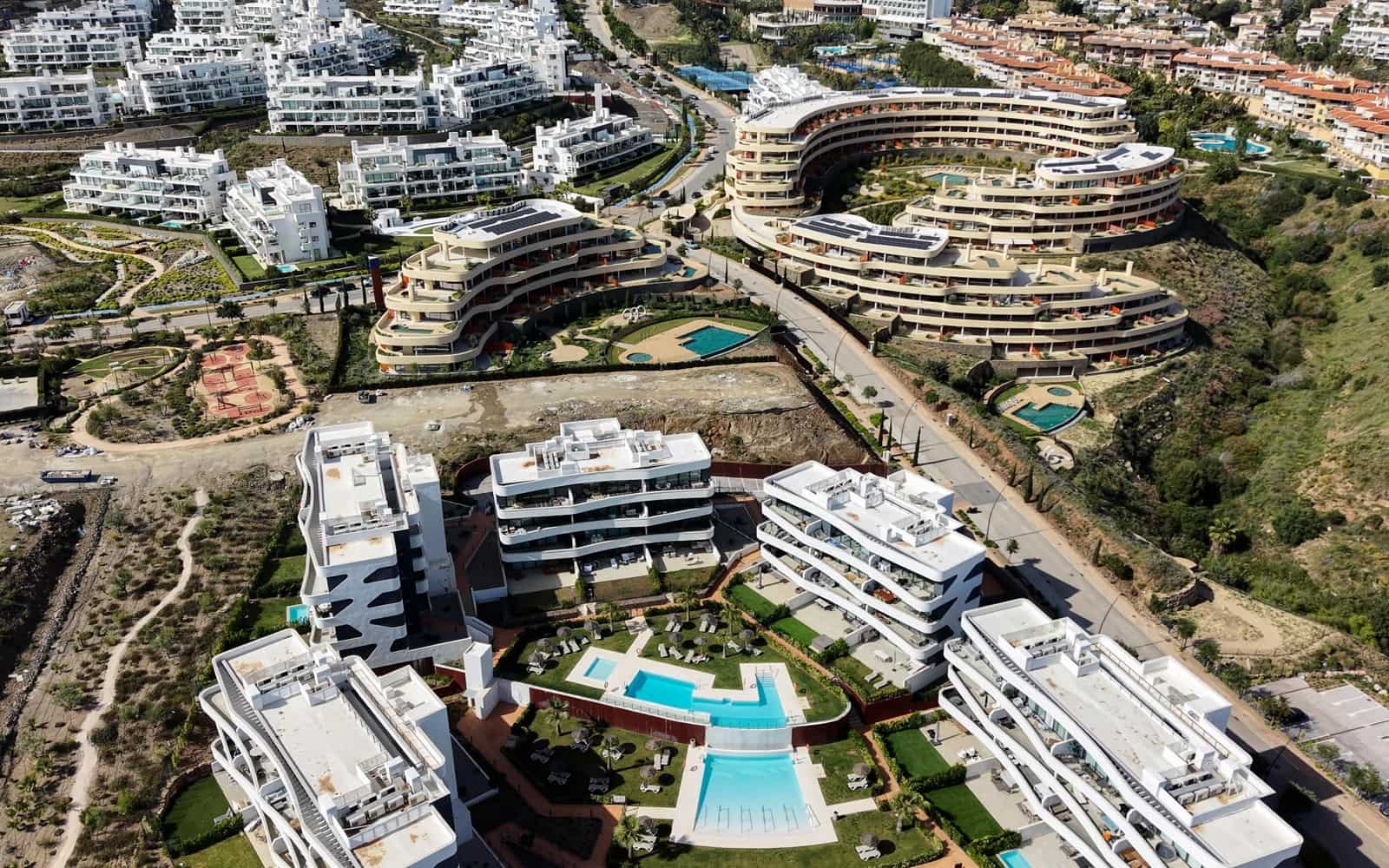 2 bedroom Apartment for sale in Fuengirola with pool garage - € 379,000 (Ref: 9395254)
