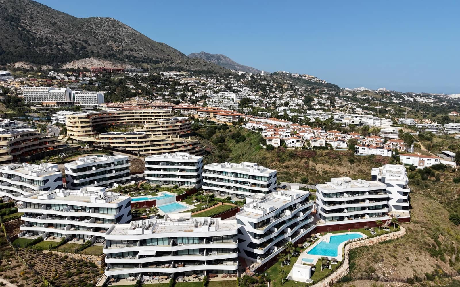 2 bedroom Apartment for sale in Fuengirola with pool garage - € 379,000 (Ref: 9395254)