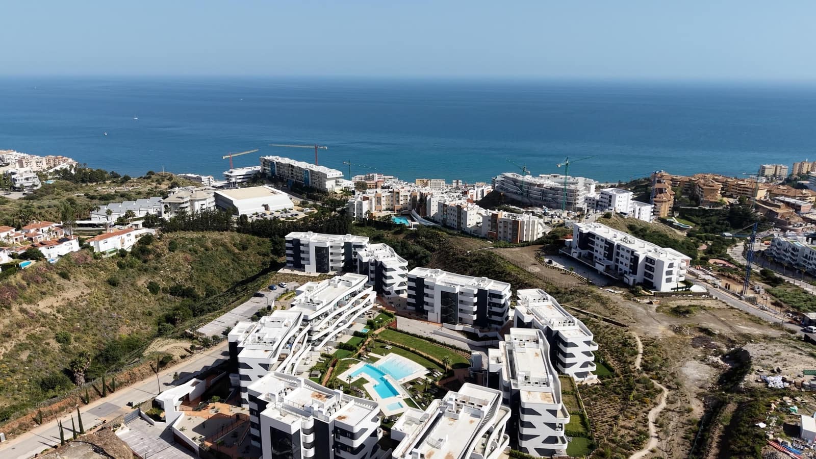 2 bedroom Apartment for sale in Fuengirola with pool garage - € 379,000 (Ref: 9395254)