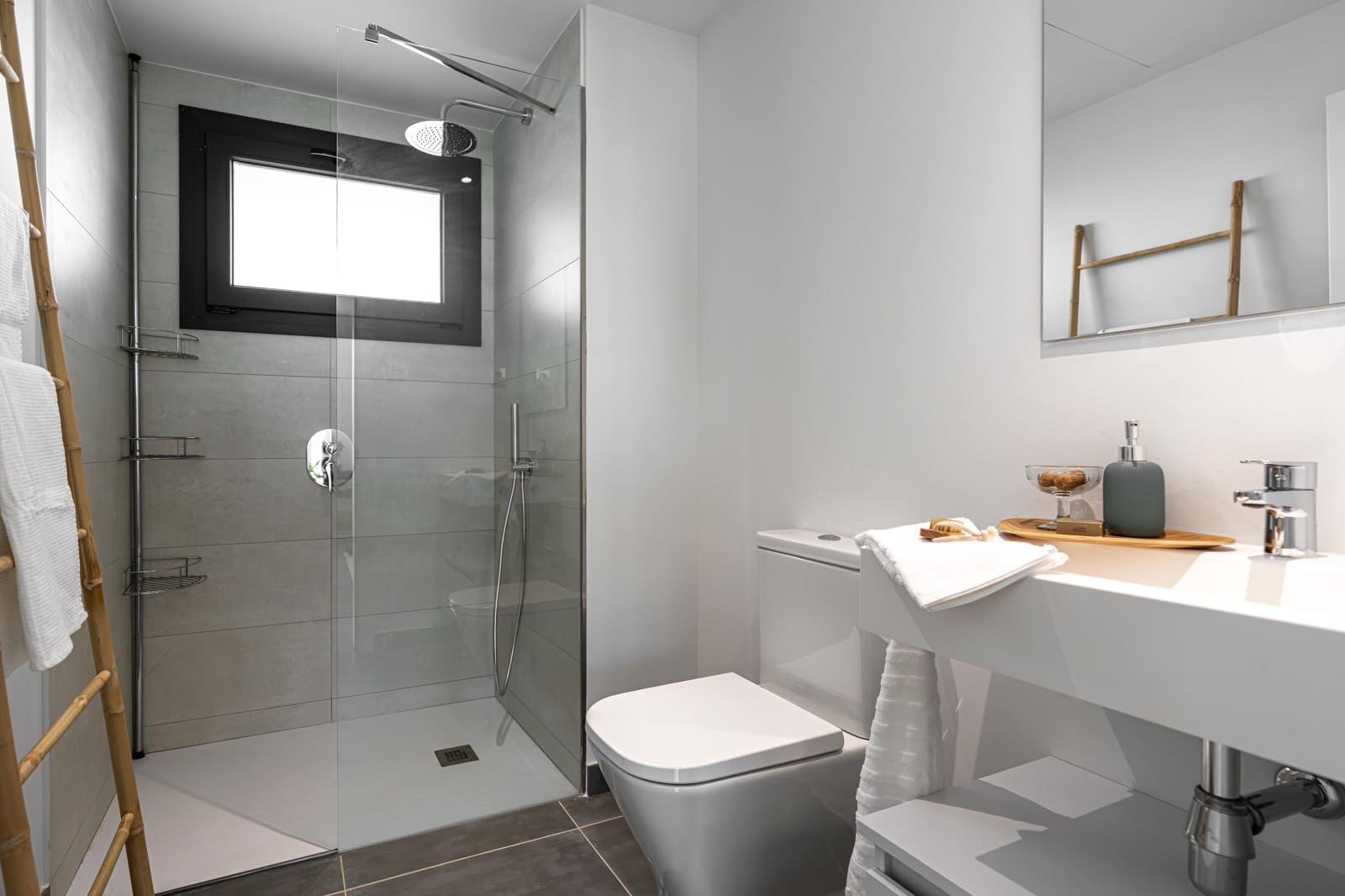 2 bedroom Apartment for sale in Fuengirola with pool garage - € 379,000 (Ref: 9395254)