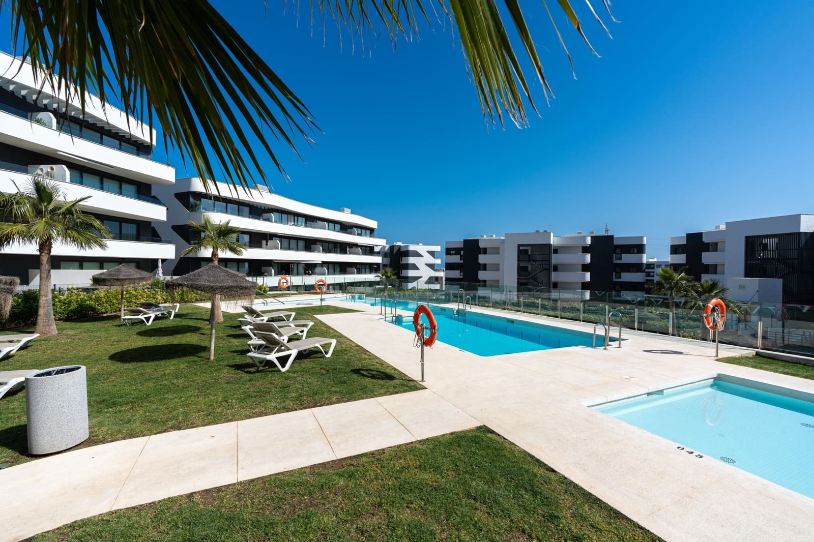 2 bedroom Apartment for sale in Fuengirola with pool garage - € 379,000 (Ref: 9395254)