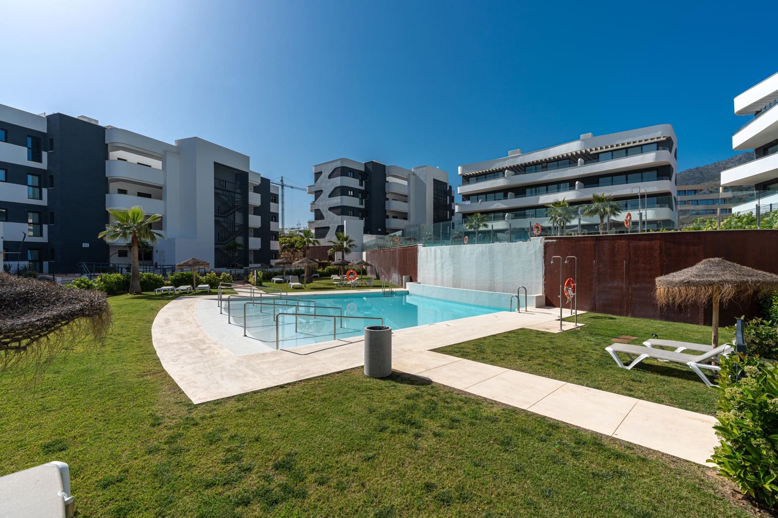 2 bedroom Apartment for sale in Fuengirola with pool garage - € 379,000 (Ref: 9395254)