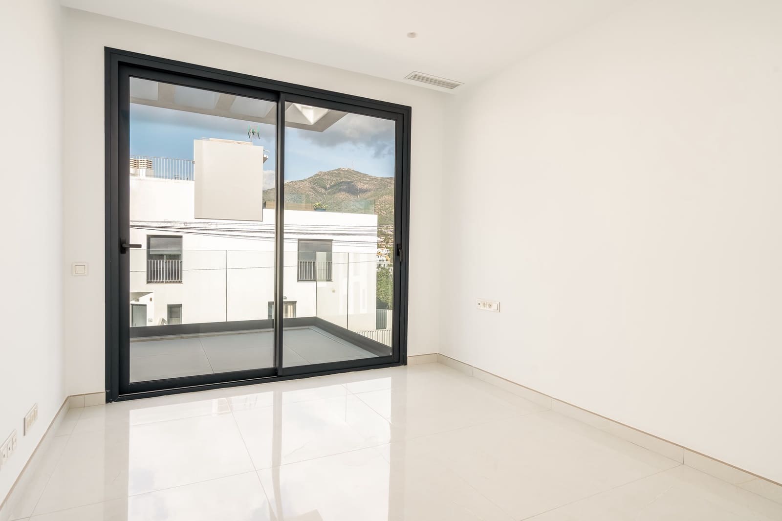 3 makuuhuone Omakotitalo myytävänä paikassa Fuengirola mukana uima-altaan 
autotalli - 1 460 000 € (Ref: 9426484)