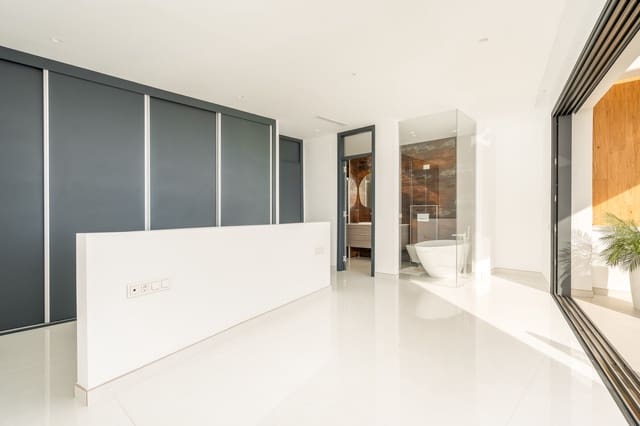 3 makuuhuone Omakotitalo myytävänä paikassa Torreblanca, Fuengirola mukana uima-altaan 
autotalli - 1 460 000 € (Ref: 9426484)