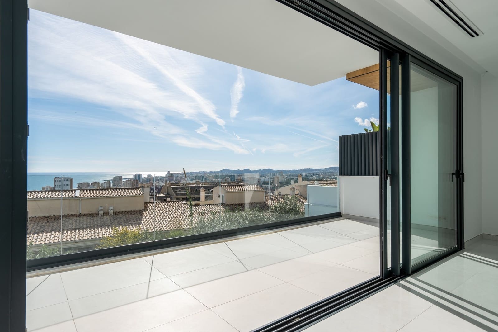 3 makuuhuone Omakotitalo myytävänä paikassa Fuengirola mukana uima-altaan 
autotalli - 1 460 000 € (Ref: 9426484)