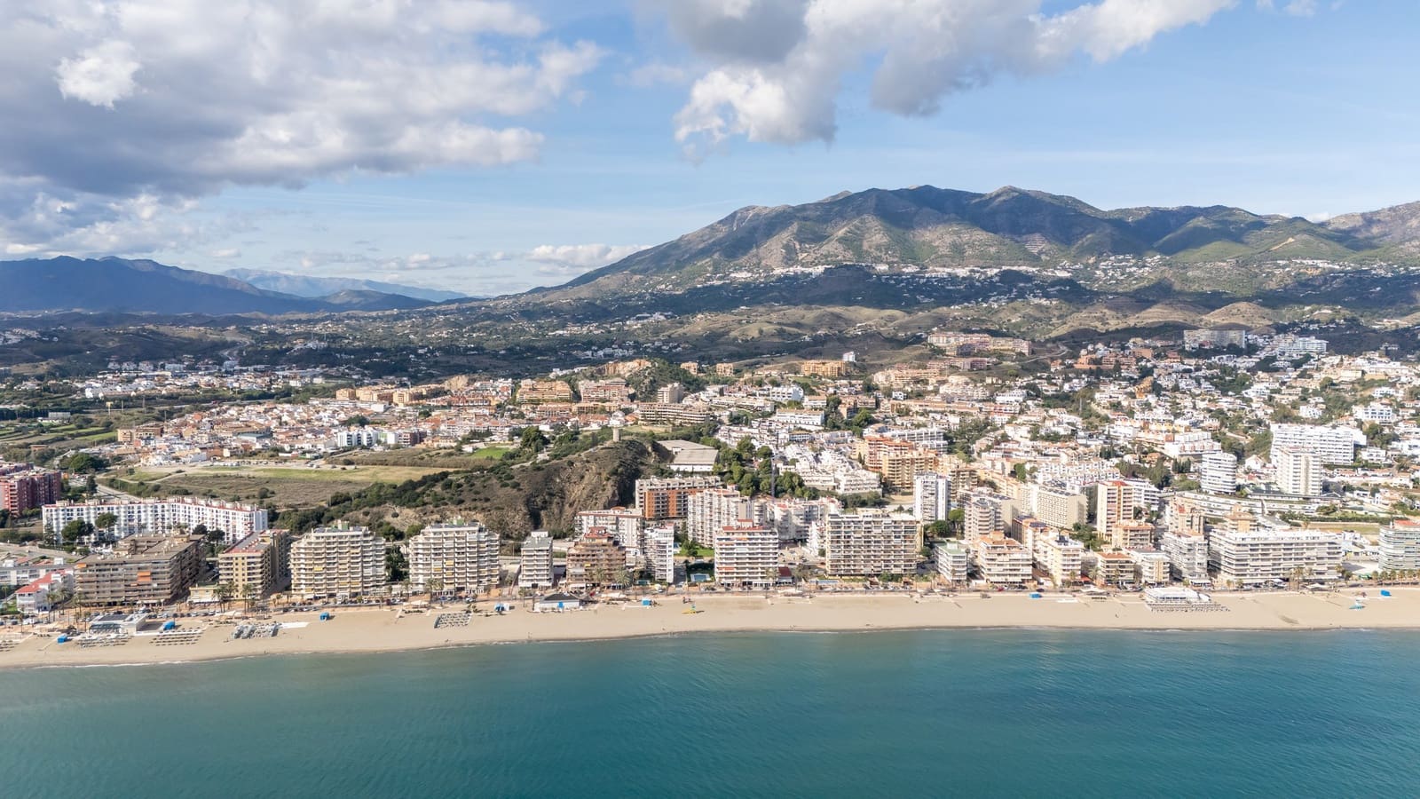 3 makuuhuone Omakotitalo myytävänä paikassa Fuengirola mukana uima-altaan 
autotalli - 1 460 000 € (Ref: 9426484)