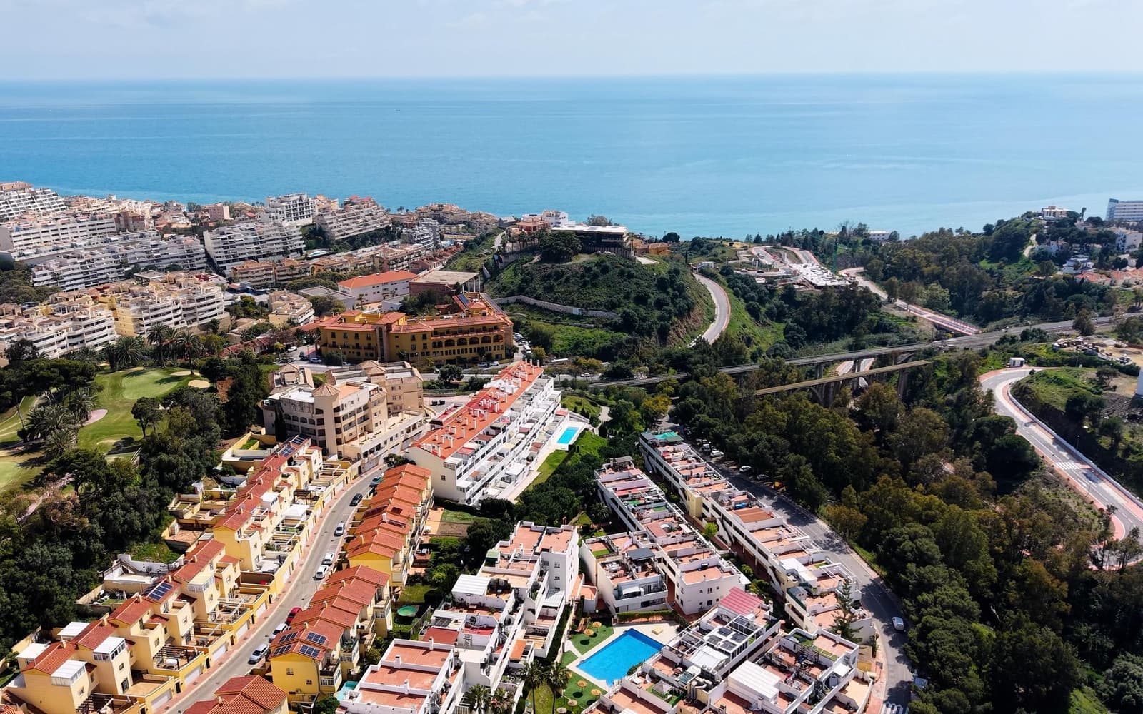 2 soverom Penthouse til salgs i Torrequebrada med svømmebasseng garasje - € 280 000 (Ref: 9733448)