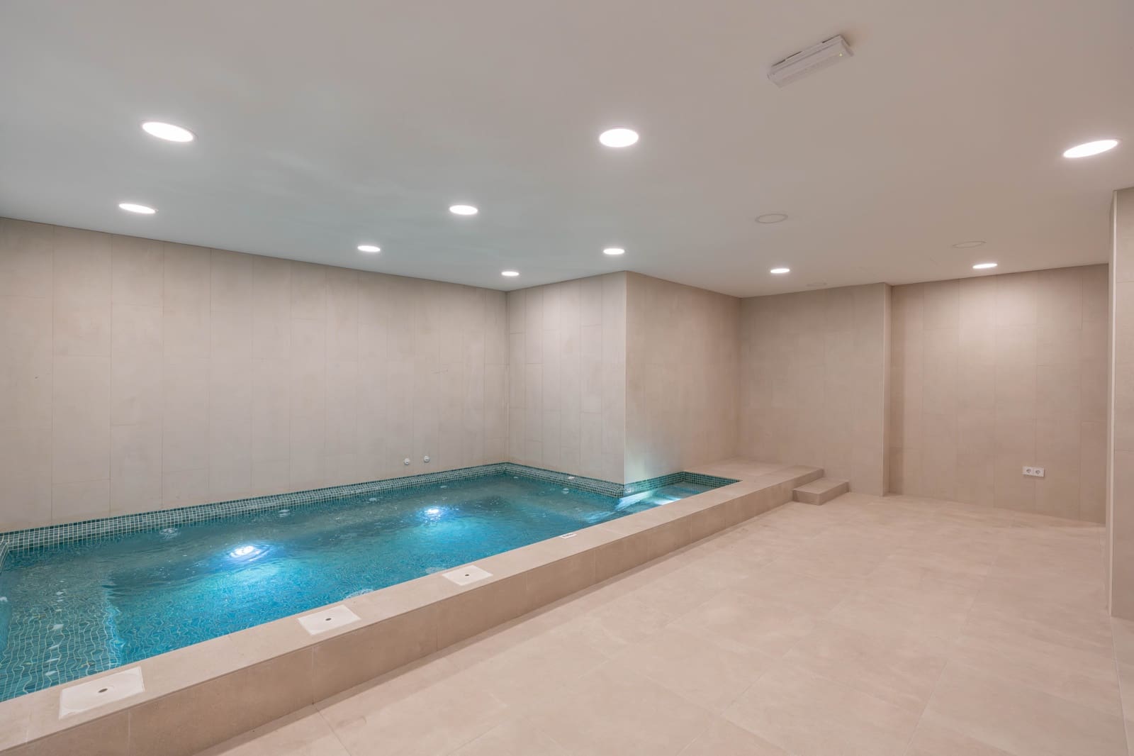 2 bedroom Apartment for sale in Fuengirola with pool garage - € 598,000 (Ref: 9975893)