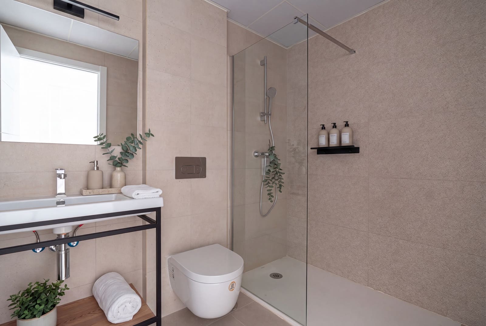 2 bedroom Apartment for sale in Fuengirola with pool garage - € 598,000 (Ref: 9975893)
