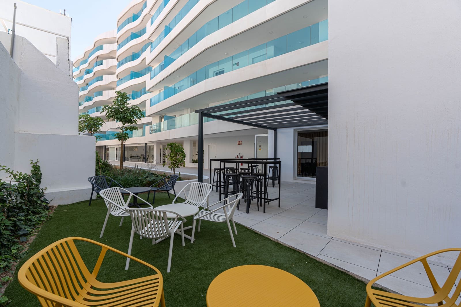 2 bedroom Apartment for sale in Fuengirola with pool garage - € 598,000 (Ref: 9975893)