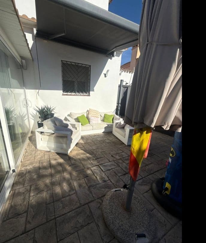 Pareado de 3 habitaciones en La Línea de la Concepción en venta con piscina - 329.000 € (Ref: 9468786)