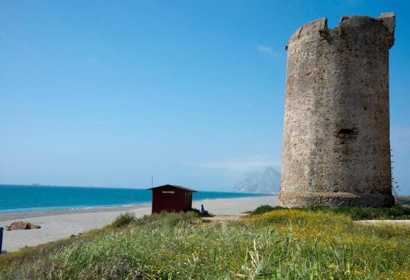 Pareado de 3 habitaciones en La Línea de la Concepción en venta con piscina - 329.000 € (Ref: 9468786)