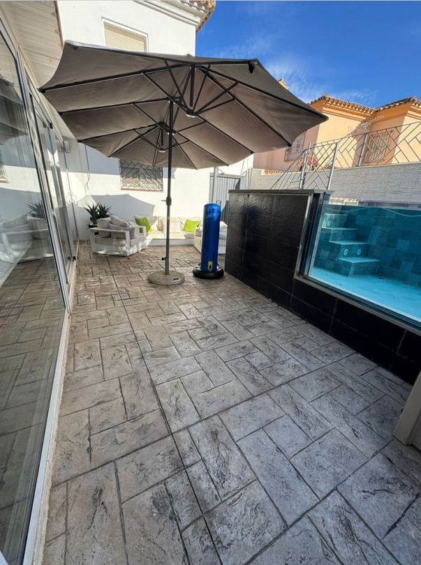 Pareado de 3 habitaciones en La Línea de la Concepción en venta con piscina - 329.000 € (Ref: 9468786)