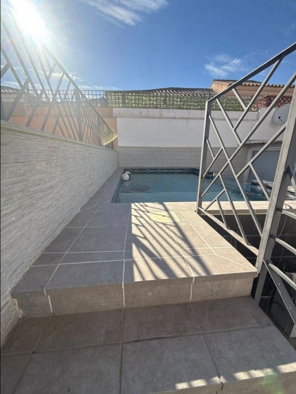 Pareado de 3 habitaciones en La Línea de la Concepción en venta con piscina - 329.000 € (Ref: 9468786)