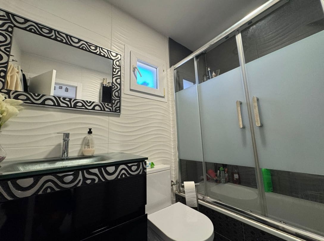 Pareado de 3 habitaciones en La Línea de la Concepción en venta con piscina - 329.000 € (Ref: 9468786)