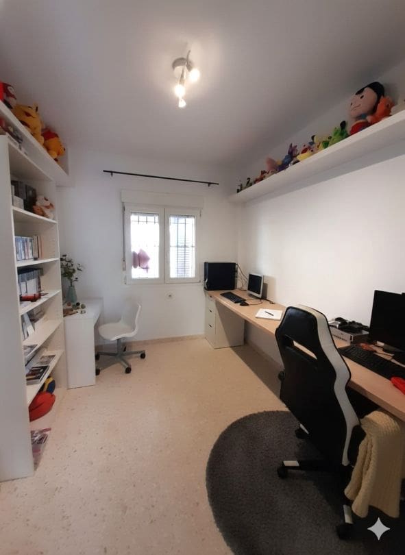 4 soveværelse Semi-Rækkehus til salg i La Linea de la Concepcion med swimmingpool - € 280.000 (Ref: 9468787)