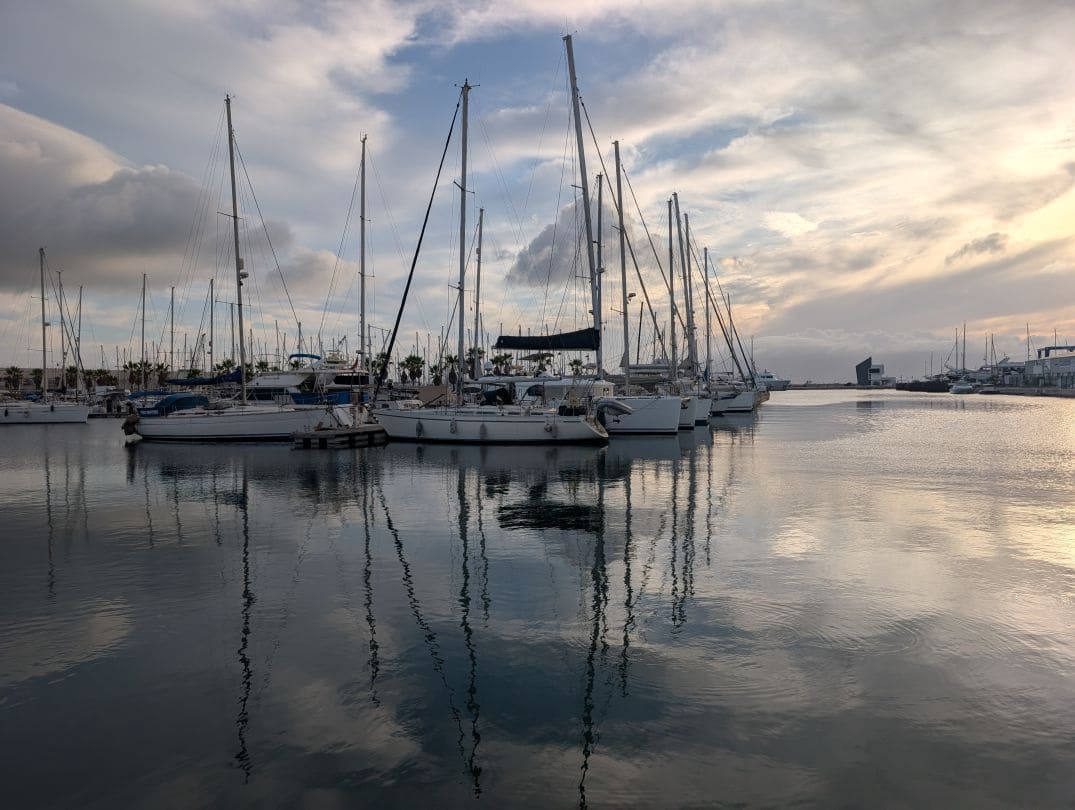 4 soveværelse Semi-Rækkehus til salg i La Linea de la Concepcion med swimmingpool - € 280.000 (Ref: 9468787)