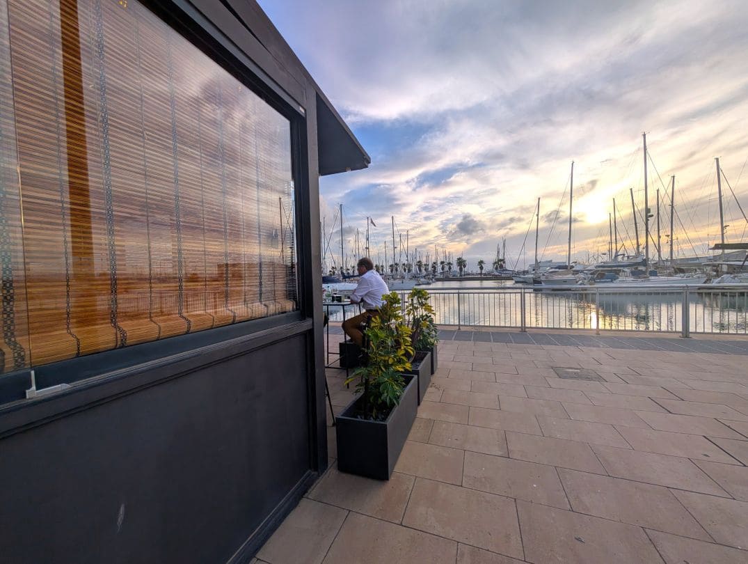 4 soveværelse Semi-Rækkehus til salg i La Linea de la Concepcion med swimmingpool - € 280.000 (Ref: 9468787)