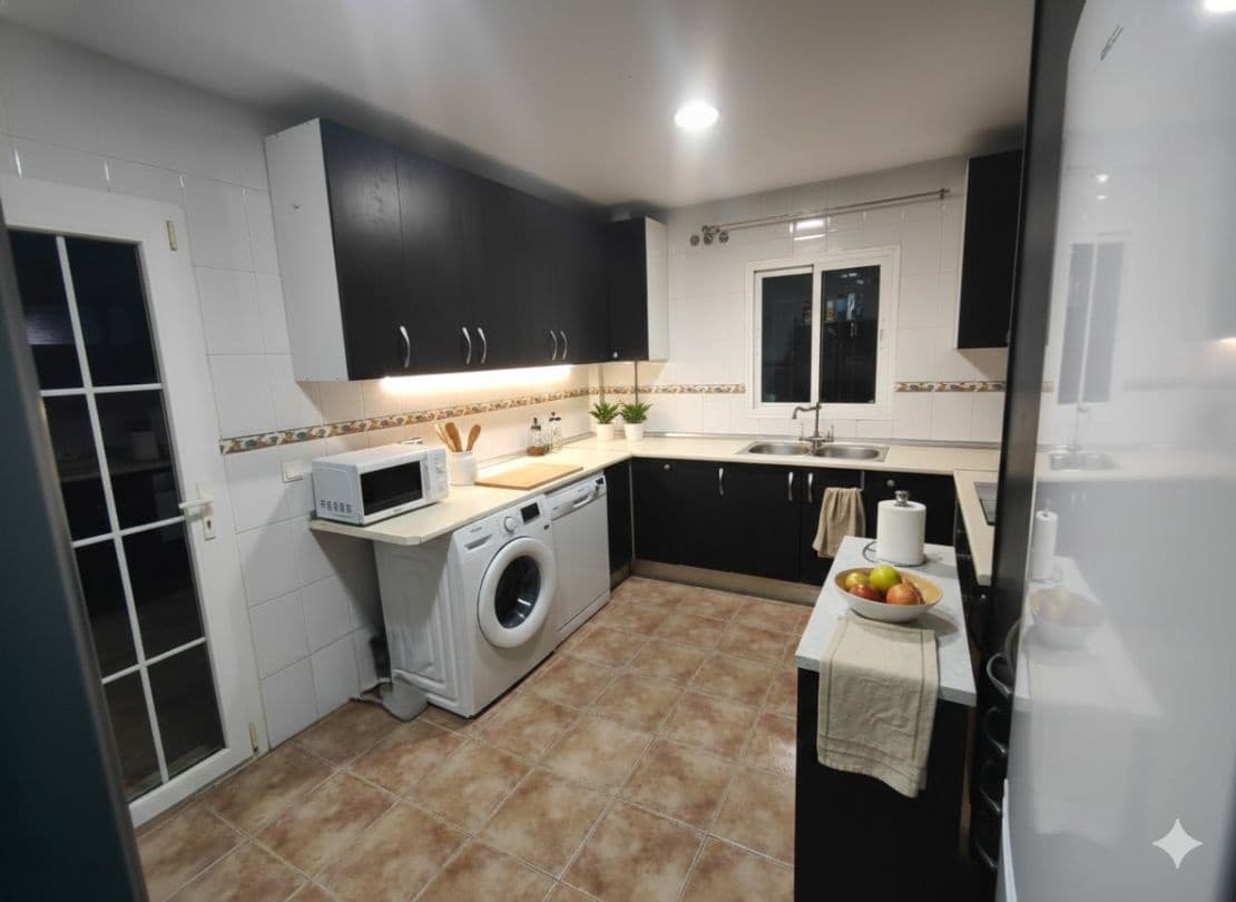 4 soveværelse Semi-Rækkehus til salg i La Linea de la Concepcion med swimmingpool - € 280.000 (Ref: 9468787)