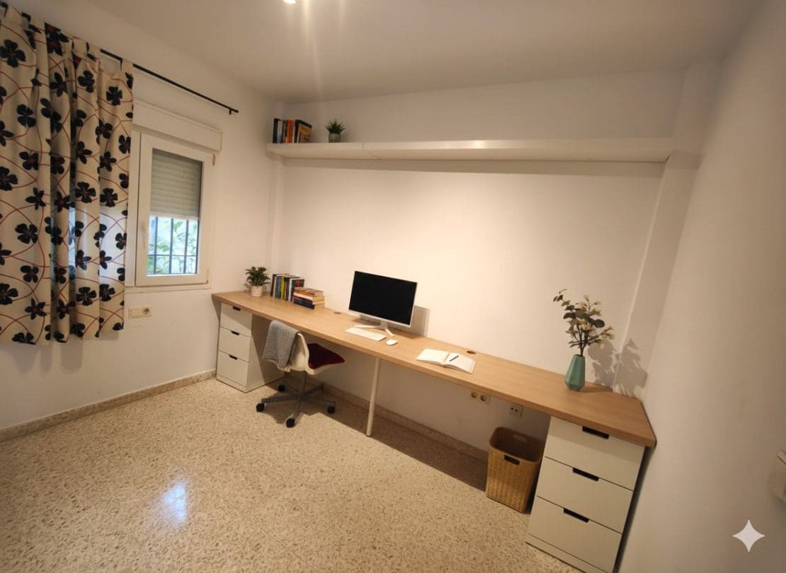 4 soveværelse Semi-Rækkehus til salg i La Linea de la Concepcion med swimmingpool - € 280.000 (Ref: 9468787)