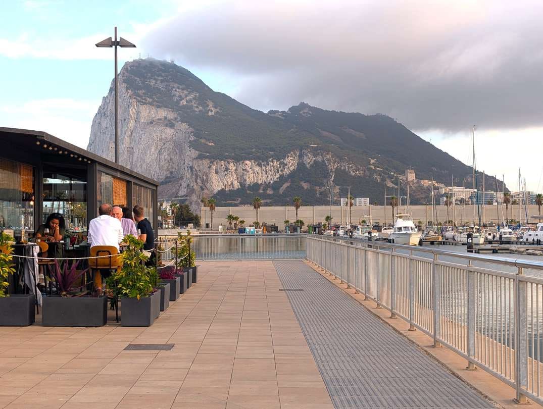 4 soveværelse Semi-Rækkehus til salg i La Linea de la Concepcion med swimmingpool - € 280.000 (Ref: 9468787)