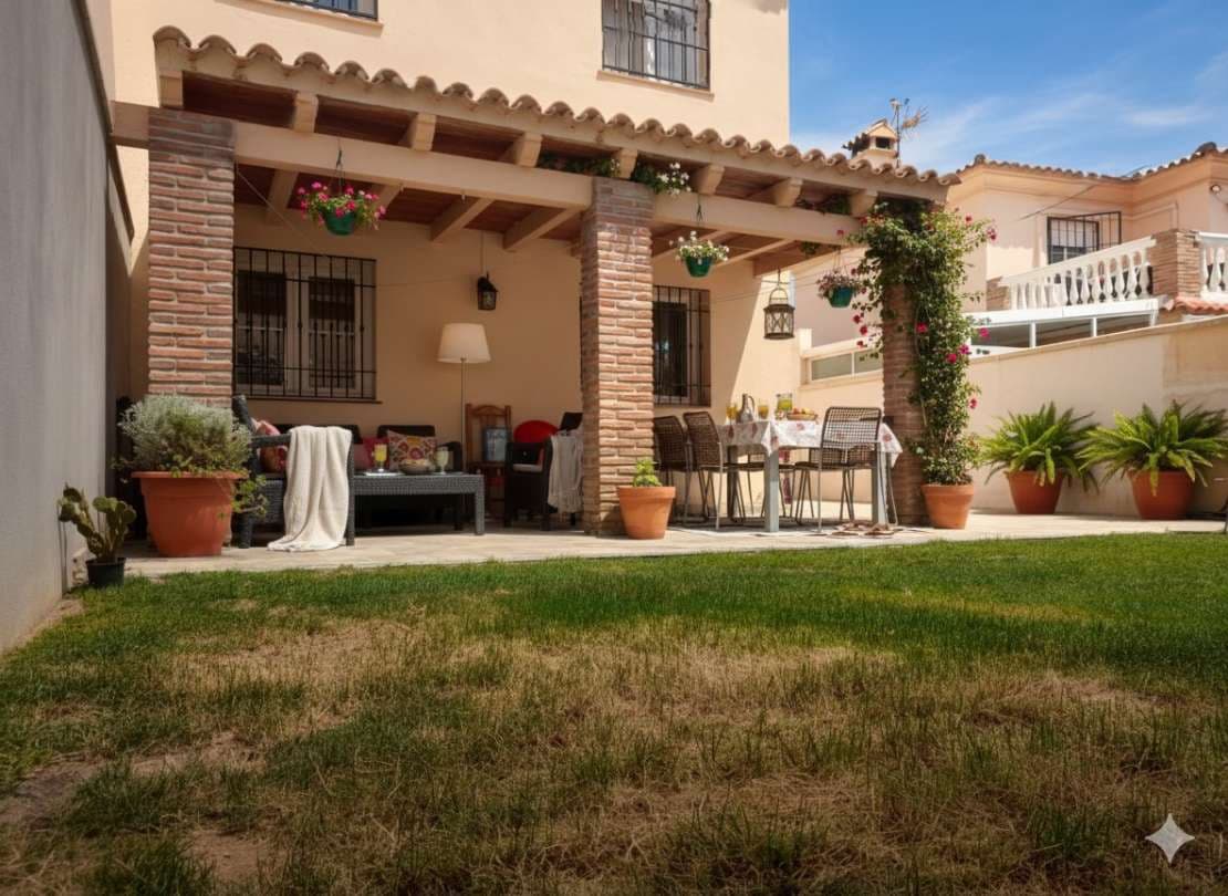 4 soveværelse Semi-Rækkehus til salg i La Linea de la Concepcion med swimmingpool - € 280.000 (Ref: 9468787)