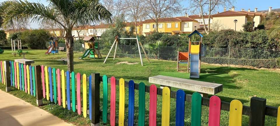 4 soveværelse Semi-Rækkehus til salg i La Linea de la Concepcion med swimmingpool - € 280.000 (Ref: 9468787)